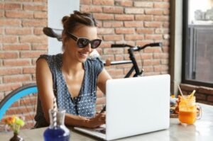 Mulher-Escrevendo-blog-bicicleta