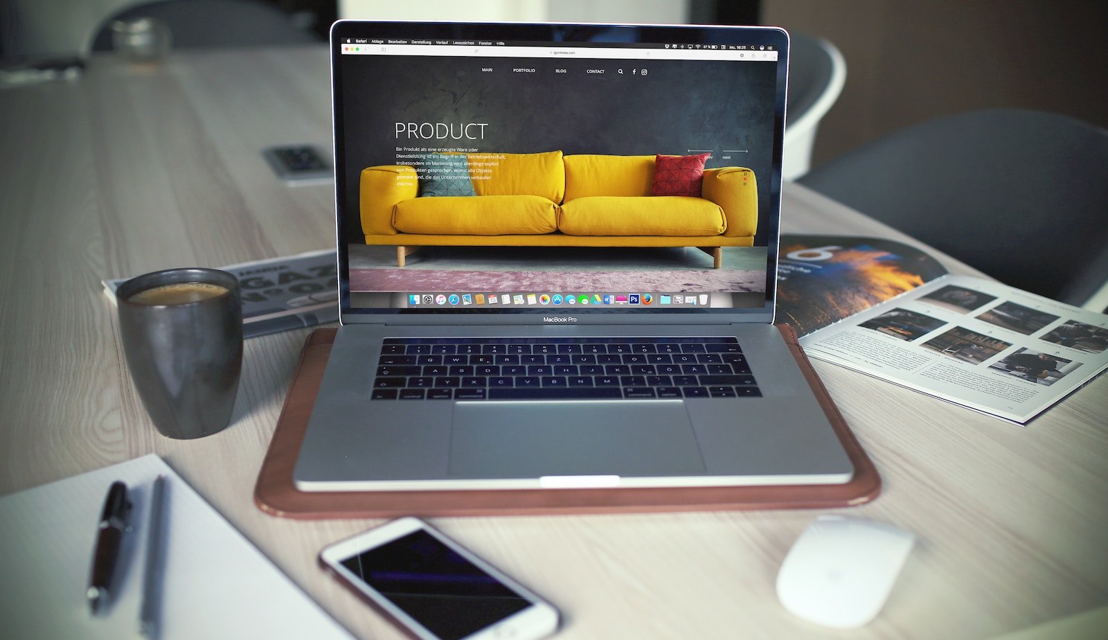 macbook em cima de uma mesa