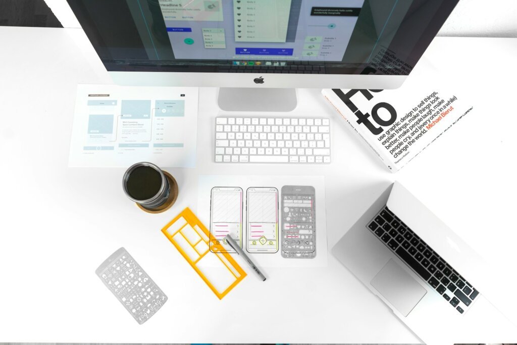Fortalecer sua marca com um site profissional
silver MacBook Air on table near iMac
